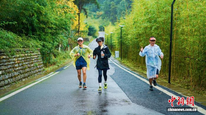 2000名绿行者漫步贵阳用脚步丈量城市绿色脉络