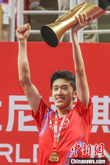 世青赛单项赛再夺三冠：中国选手包揽男单、女