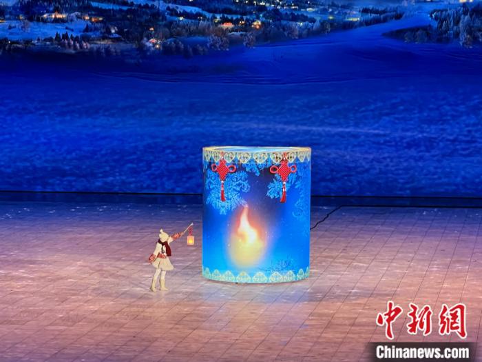 小女孩举起冰灯点亮哈尔滨夜空照映城市与梦想