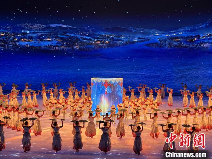 小女孩举起冰灯点亮哈尔滨夜空照映城市与梦想