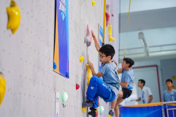 江山站全国青少年攀岩公开赛掀热潮，40名运动员