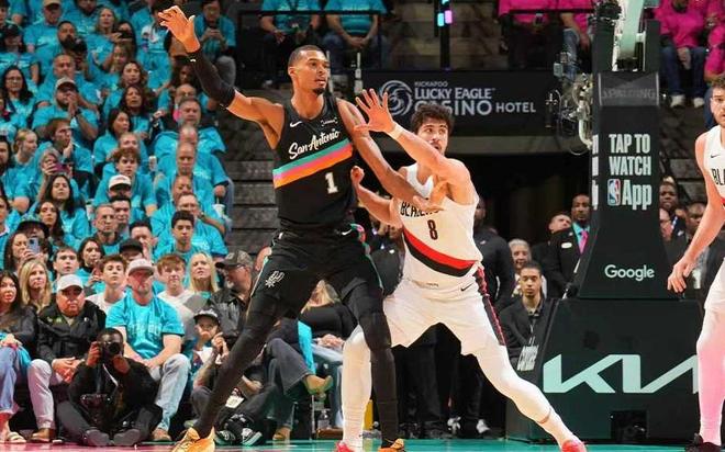 文班亚马35+5超模表现助马刺掀翻开拓者